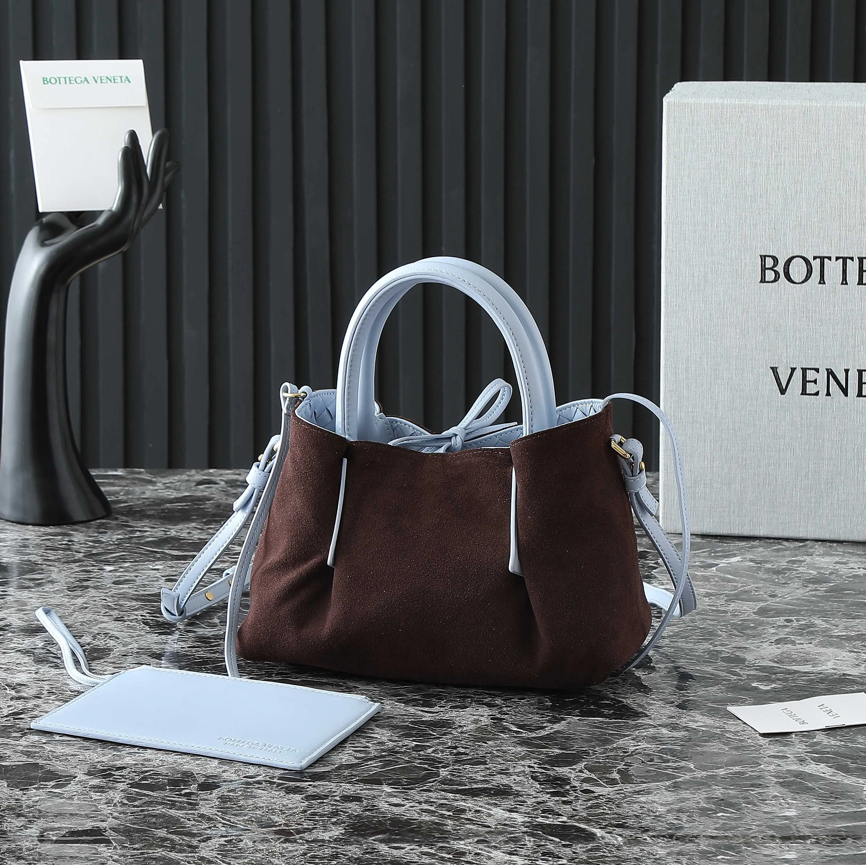 Batch 1660 BV25 spring and summer new product Mini pinacoteca two-tone surface. The weaving process is also super exquisite. Every texture is delicate and clear, and you can see the full ingenuity. 👜The bag uses 1 cm leather strips, which are purely hand-woven, highlighting the brand's craftsmanship. The inside is flipped to reveal a smooth suede lining that can be used on both sides, taking into account both fashion and practicality. 	 The small size can be worn on one shoulder or across the body, making it super versatile for daily commuting! 	 💕Fashionable ladies who like BV, come to me to get the same style~ ​Model number: 819004 ​Size: 24*15*12cm